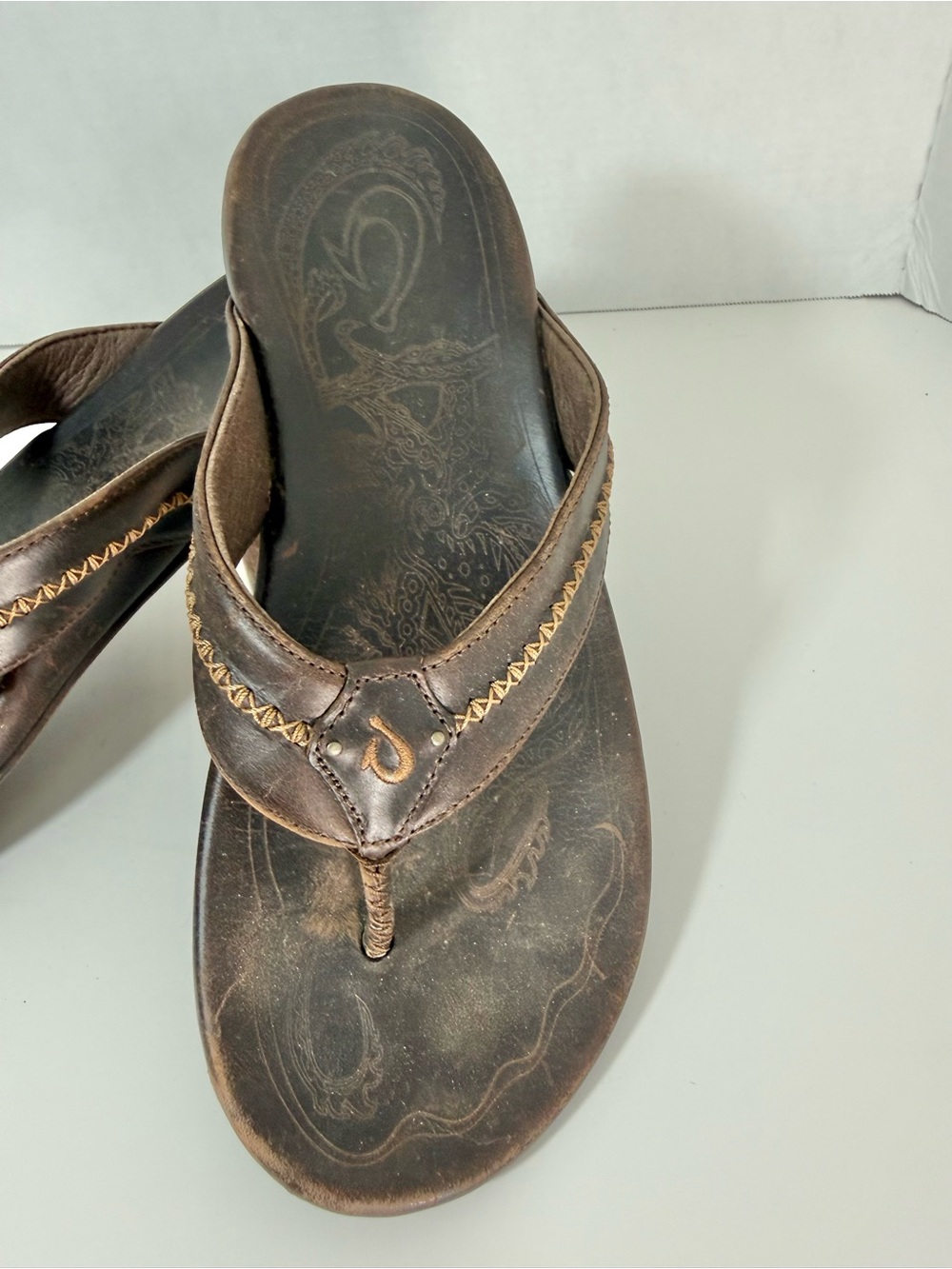 OluKai Dark Brown Leather Men’s Flip-Flops with Tan Stitching - Picture 3 of 8